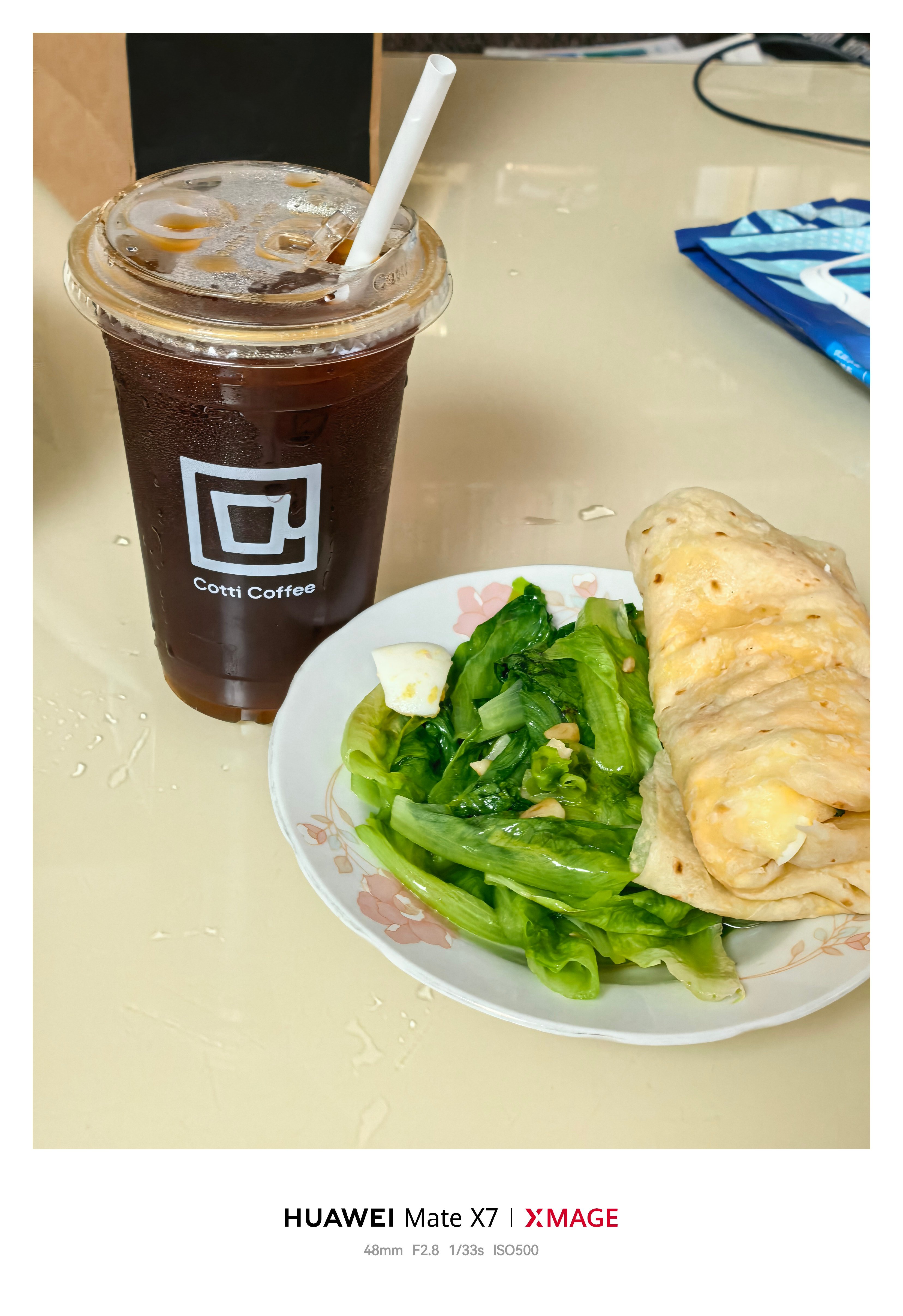 早，这是我的早餐。一个是清炒生菜，特别好吃！上海的蔬菜质量高。第二个是烙馍卷鸡蛋