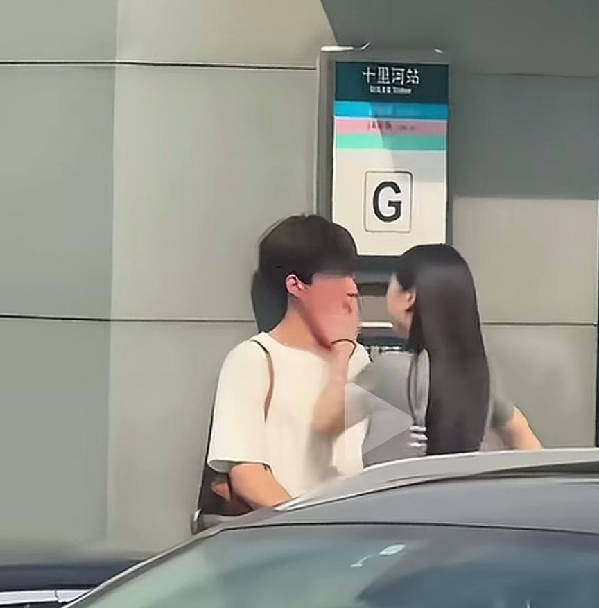 恋爱狂扇大脸蛋子；婚后能扇在哪里？孩子你想了吗？
     都说恋爱时，人大脑智