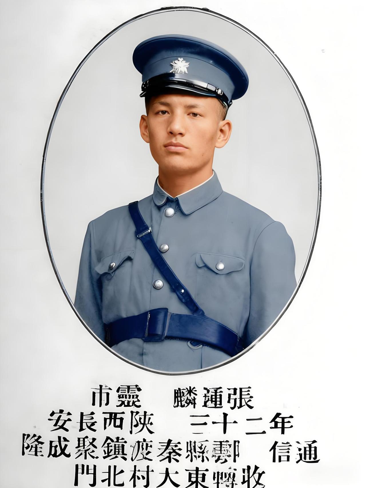 这张照片是张灵甫将军的黄埔军校毕业照。画面中，他身着黄埔军校制式军装，浅卡其色的