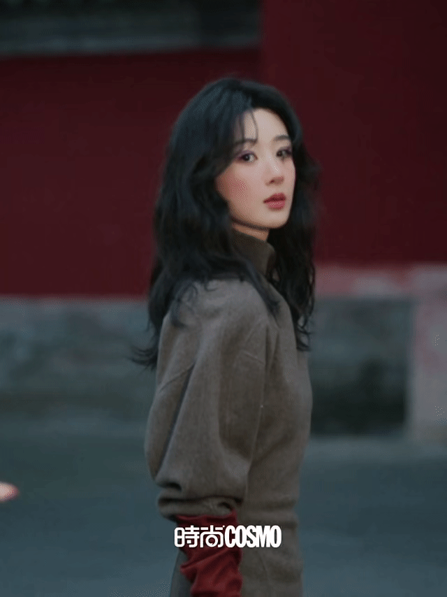 杨紫[超话] 杨紫 x 时尚COSMO┊九月刊封面预告释出，本次企划以“紫色”为