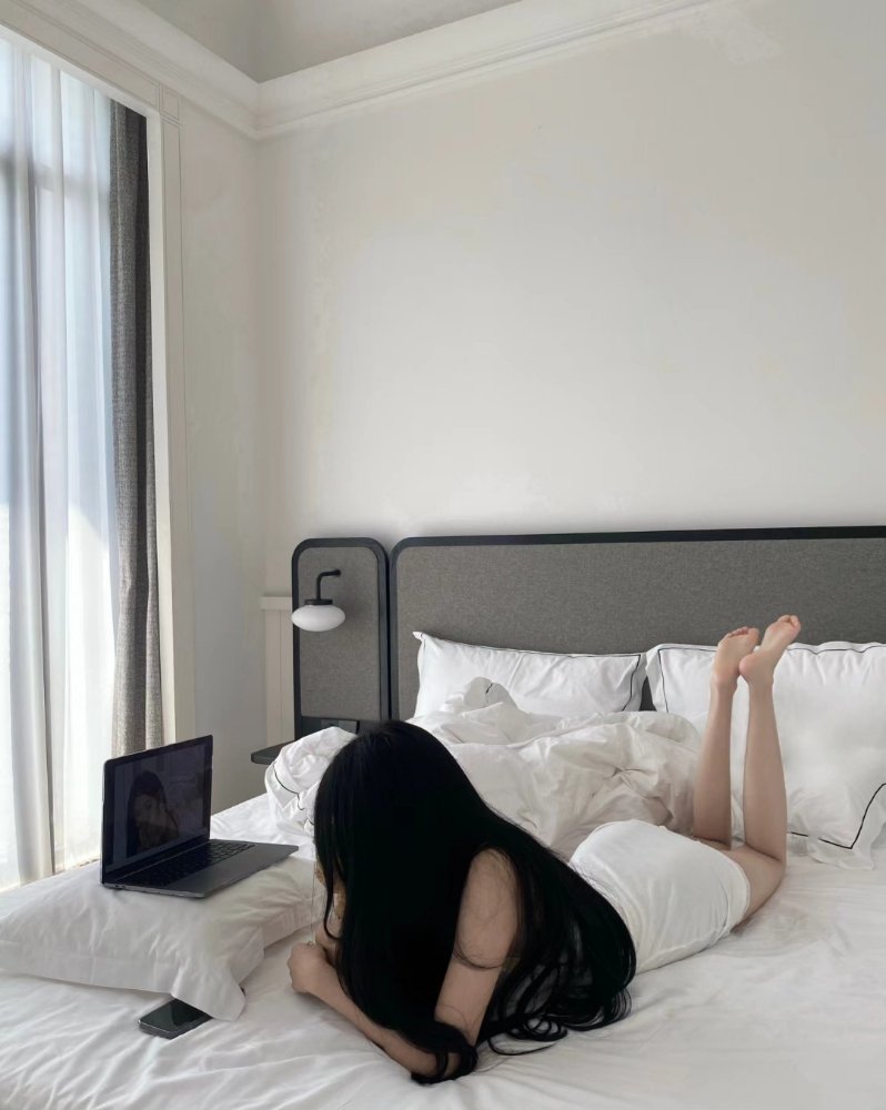 无论男人骂你还是赞美你 都有他自己的目的 真正完全不在乎你的 是冷漠不说话 提都