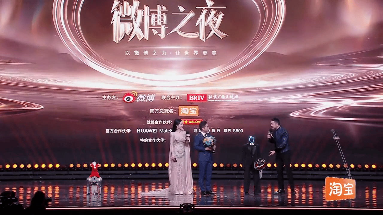 谢娜被机器狗翻身吓了一跳机器狗背着马上台来展示，结果机器狗突然翻身，把娜姐吓了一