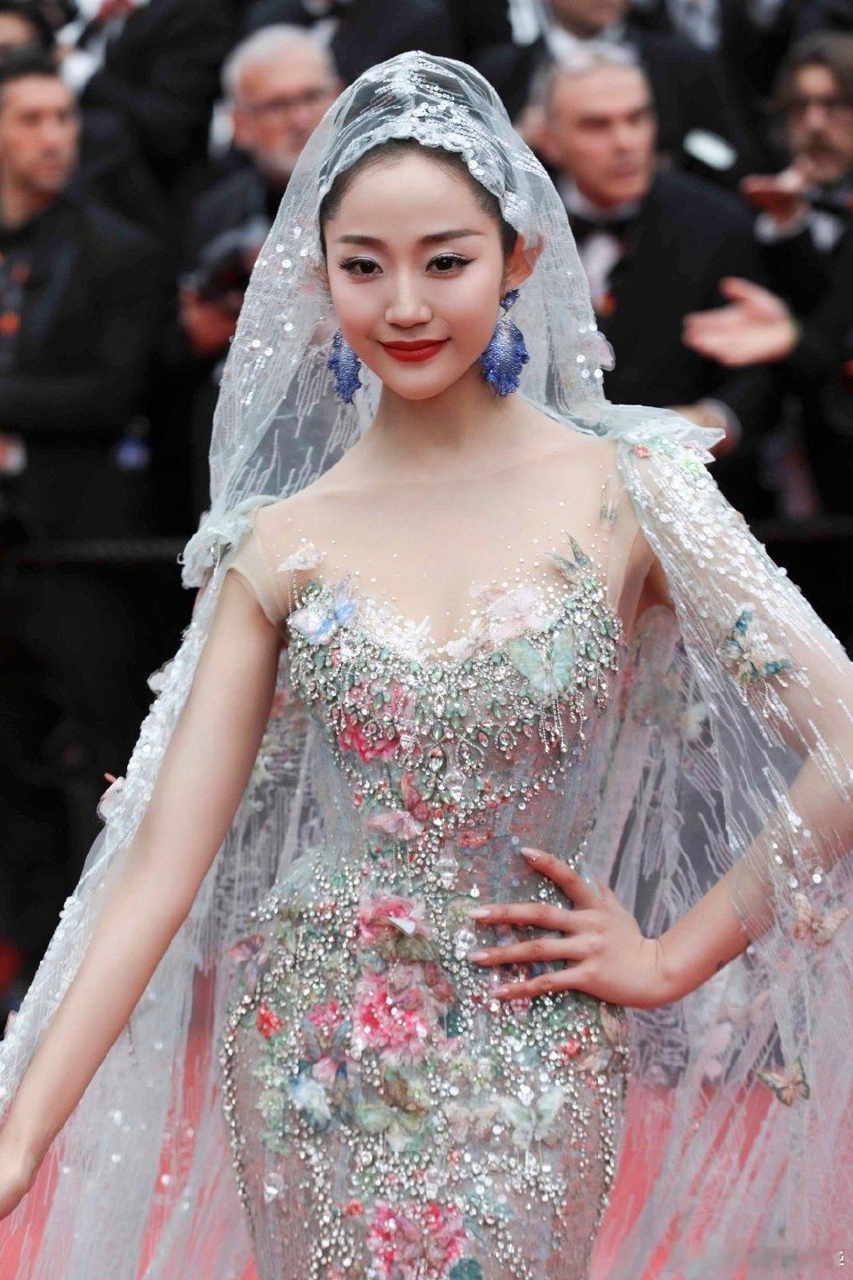 万千惠走国内红毯还是保守了 戛纳惊艳女神万千惠亮相尖叫之夜！出发图造型优雅有余但