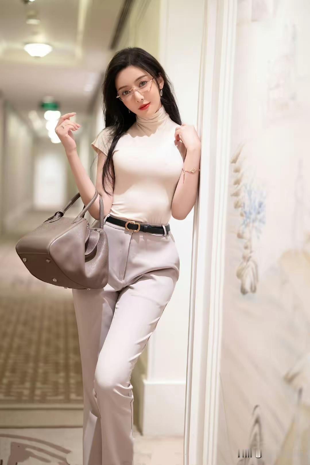 王冰瑶，是本名王冰瑶的王馨瑶，1992年9月6日生于广东广州，是中国内地影视女演