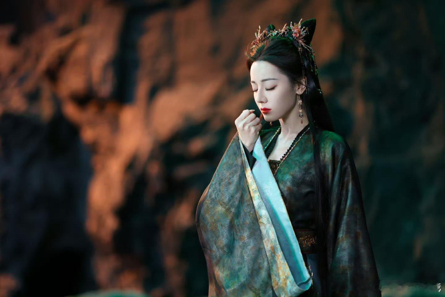 迪丽热巴贺思慕真的是女鬼一吧 这个冷脸萌我真的要捏捏[污][污][污] ​​​