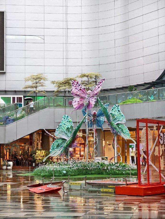 藏在广州高楼里的梦幻花园广州闹市藏着一处绝美花园闹市与花海的奇妙融合直接戳中少女
