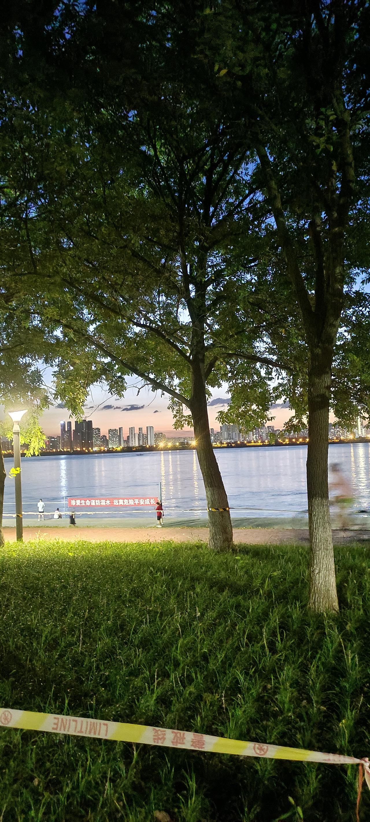 为什么在一个吃穿不愁的年代却如此焦虑

现在的生活和我父母那个年代，简直是天差地
