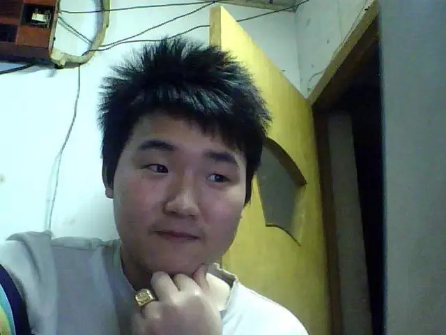 小伙变大叔，那副斯斯文文的眼镜见证了岁月的变迁。