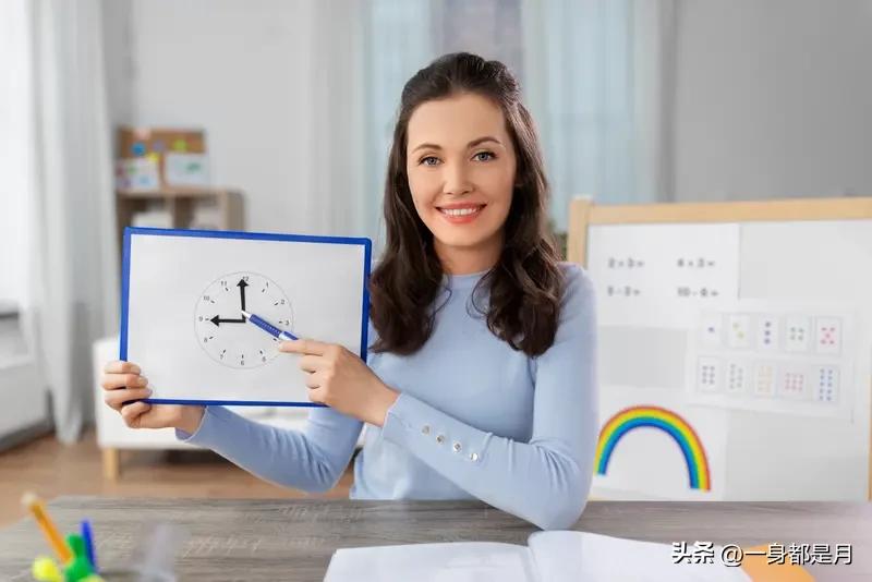 我一个远房表妹
一次给我分享了一件事
在她上初中的时候
班主任是一个毕业没多久的