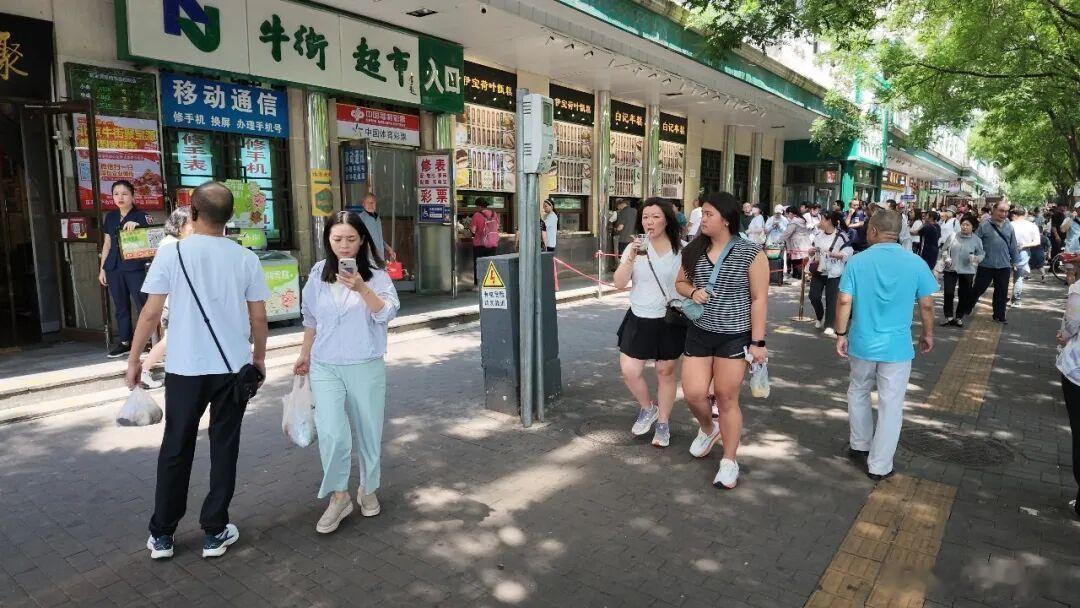 北京牛街咯吱盒藏着胡同人情味盛夏北京牛街烟火浓郁，85 后店主邹年年接手父辈老店
