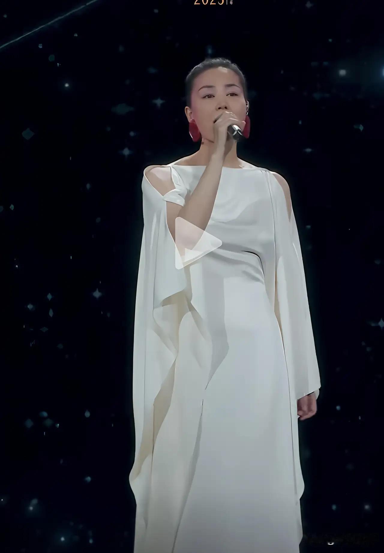 现在春晚基本上是明星荟萃，但能够真正独立撑起场子的人，还是少之又少。以前老百姓期