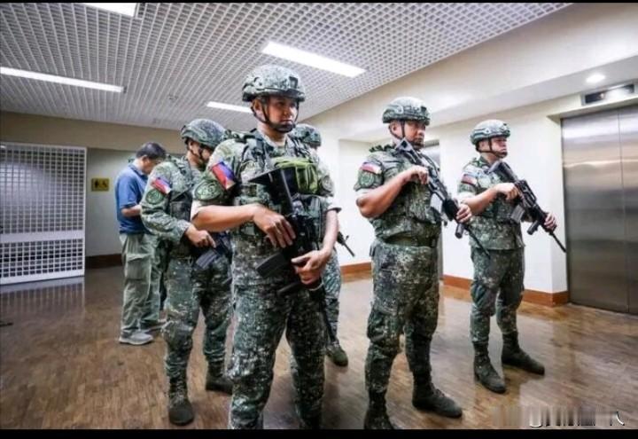 马尼拉参议院惊魂一夜：枪响背后是菲律宾两大家族的权力对决。
 
当地时间2026