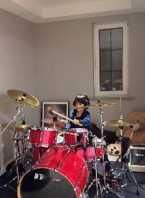 姜潮 儿子还小请无视他姜潮儿子 帅到可以进时代峰峻姜潮发布了儿子丹尼尔打架子鼓的