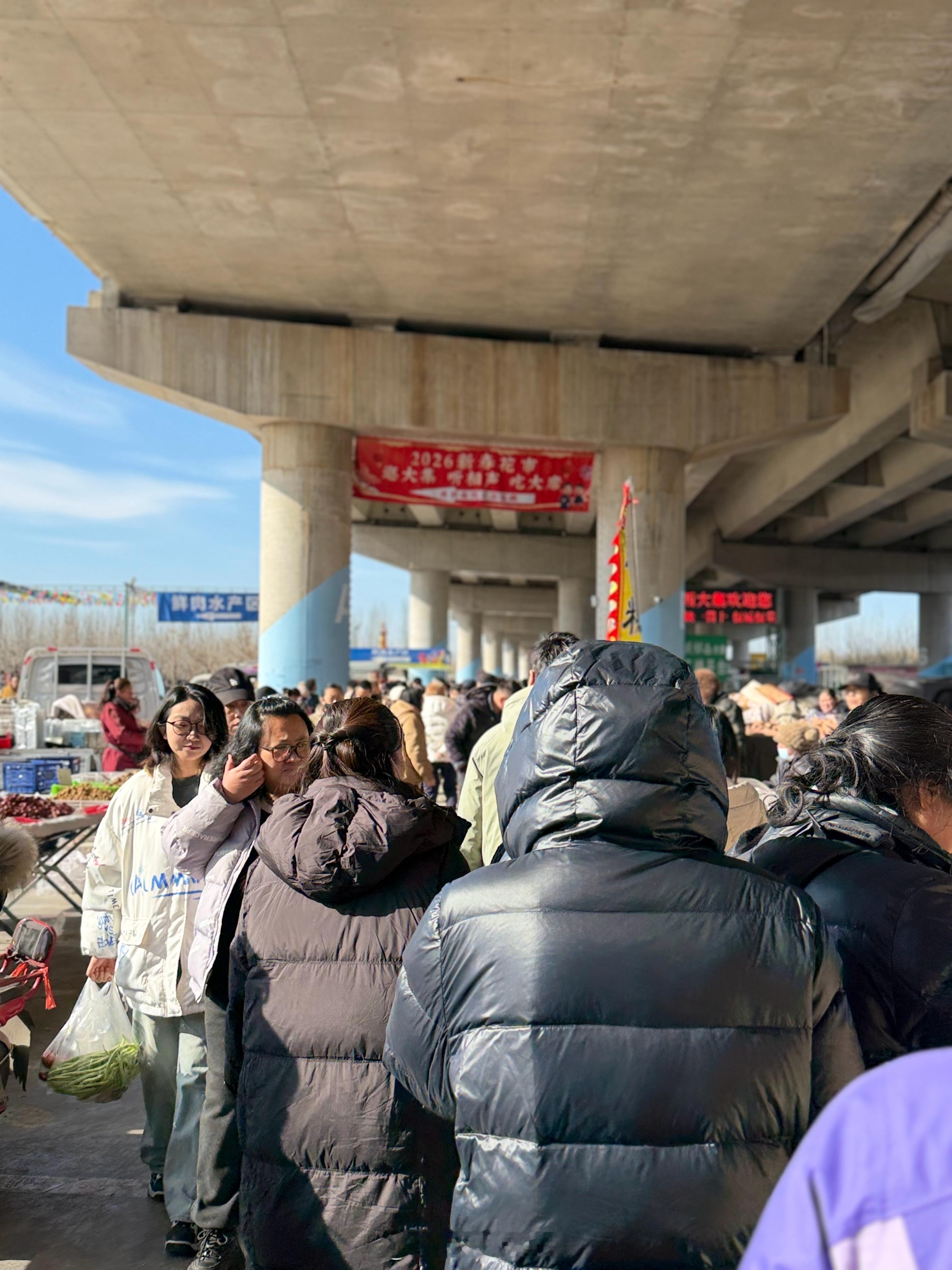 第一批回家的人已经赶大集了年味已经出来了，我楼后面的大集每周二、四、六日都很热闹