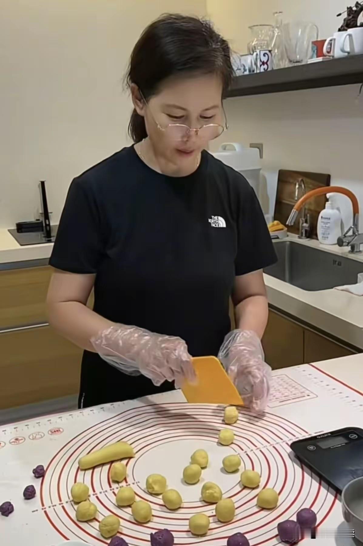 看样子汪家的保姆
这是马上辞职了

临了再薅一把
S子女的羊毛么

北京这边
汪