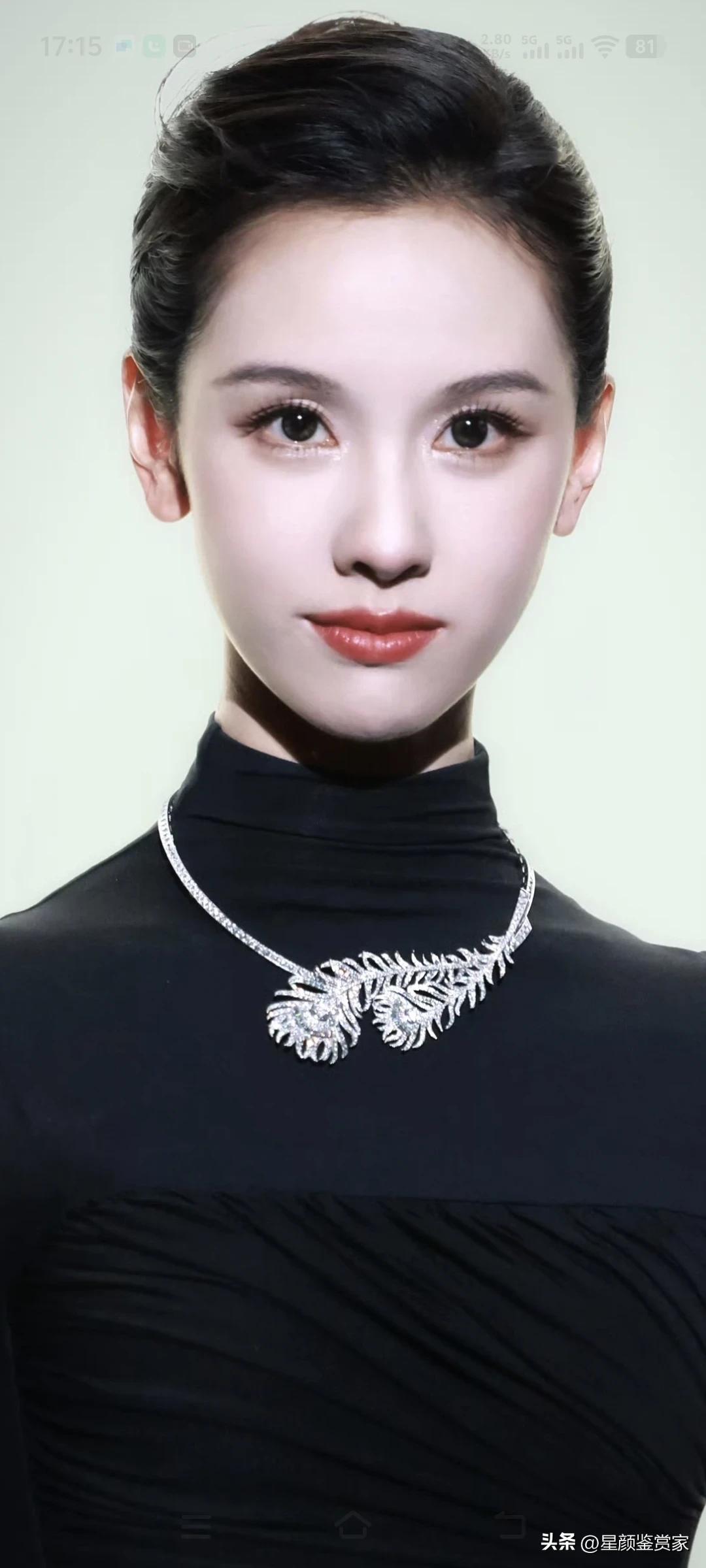 陈都灵的新造型真让人眼前一亮！高领黑裙衬得她脖颈纤长，配饰和开衩设计的细节特别精