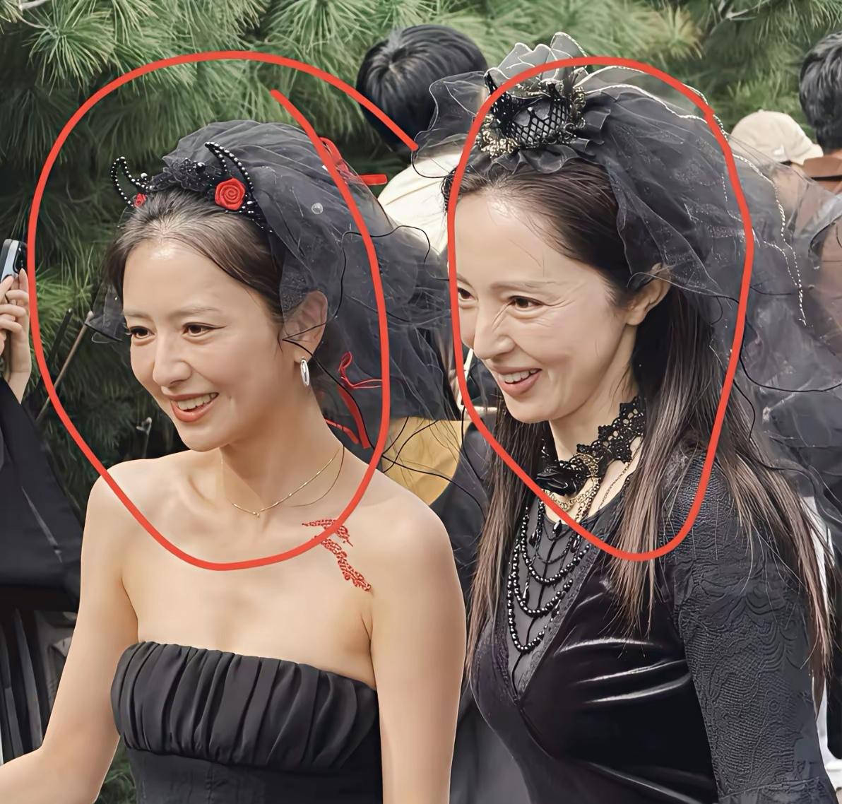 刷到董璇和佟丽娅在国外的同框照，第一眼真以为是对着镜子拍的——眉眼、鼻梁，连笑起