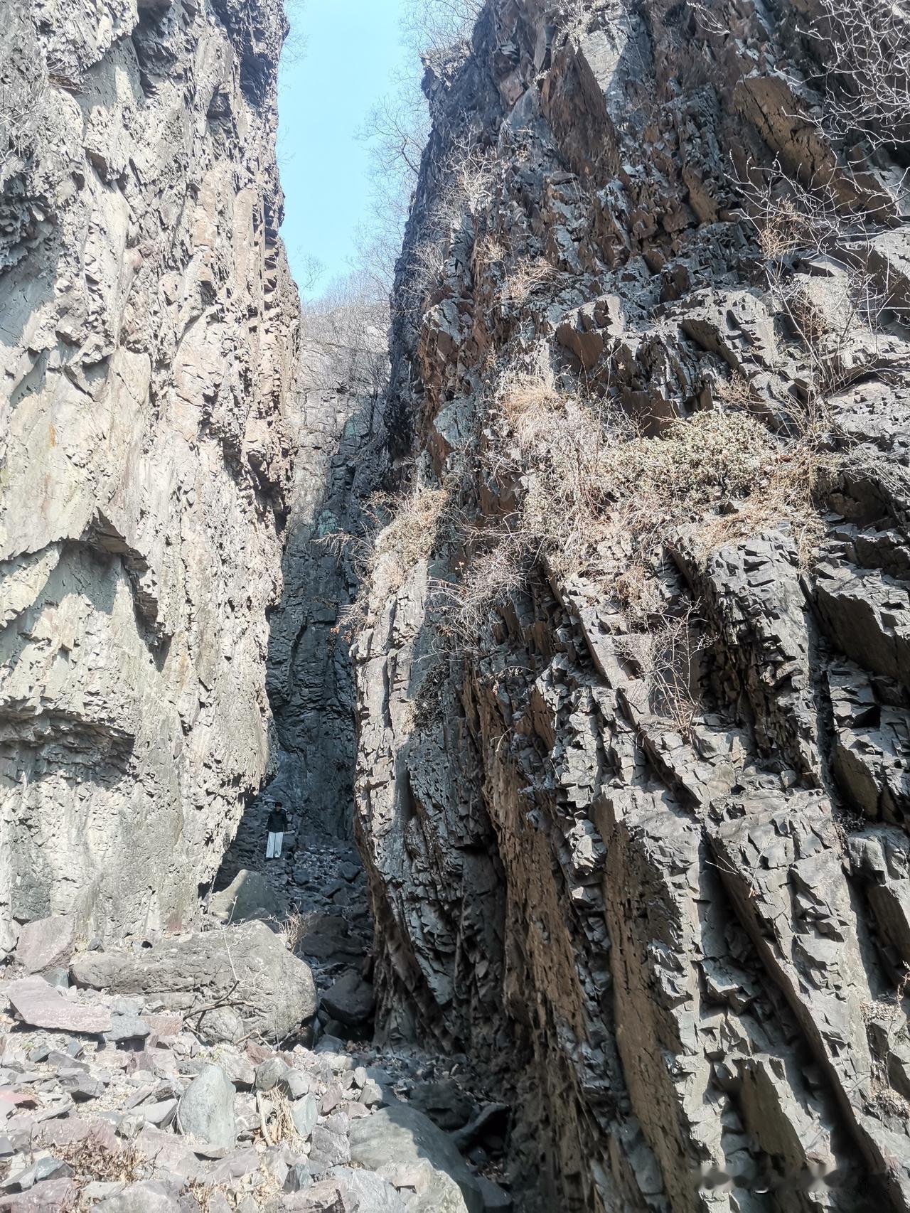 承德兴隆县蘑菇峪“九道石湖”之“一线天”和冰瀑。
蘑菇峪镇的王杖子村和李杖子村之