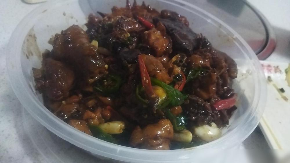 靠炒鸡手艺开夫妻店，这配方真不能随便教

大家好，我是在曲阜做临沂炒鸡的。

说