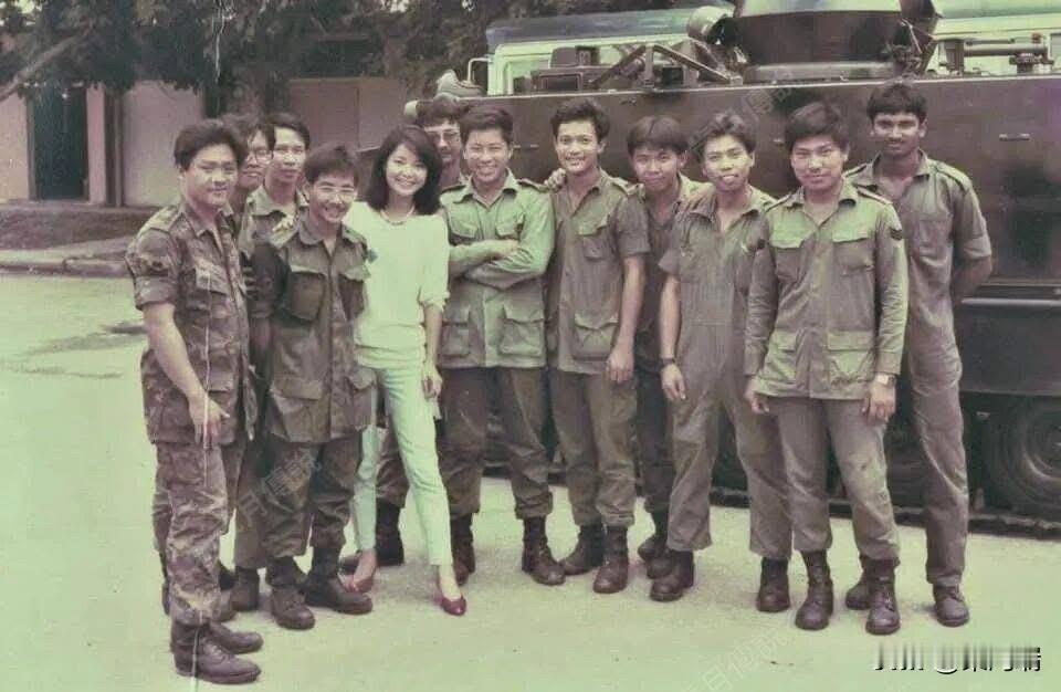 1983年10月，邓丽君与新加坡第四一装甲部队合照，综艺节目「欢乐满狮城 Com