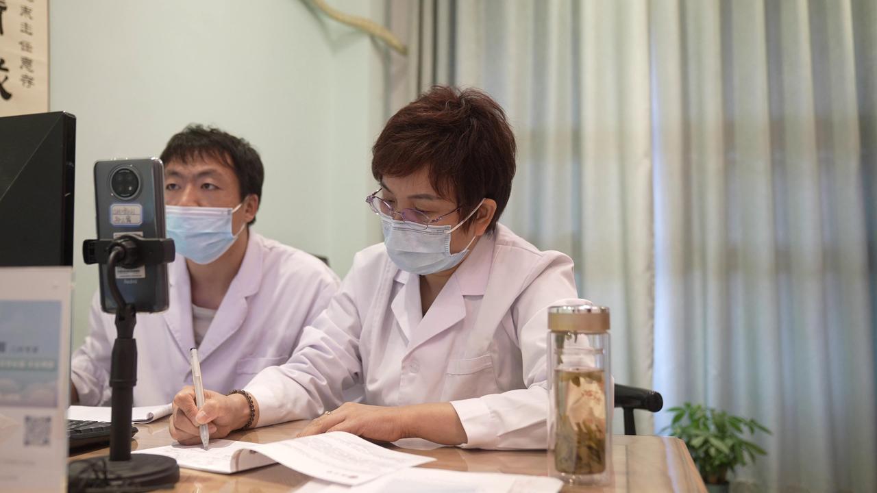 今天碰巧看诊了2个广东的孩子，两个孩子一前一后网诊，差距很大。
 
第一个孩子7