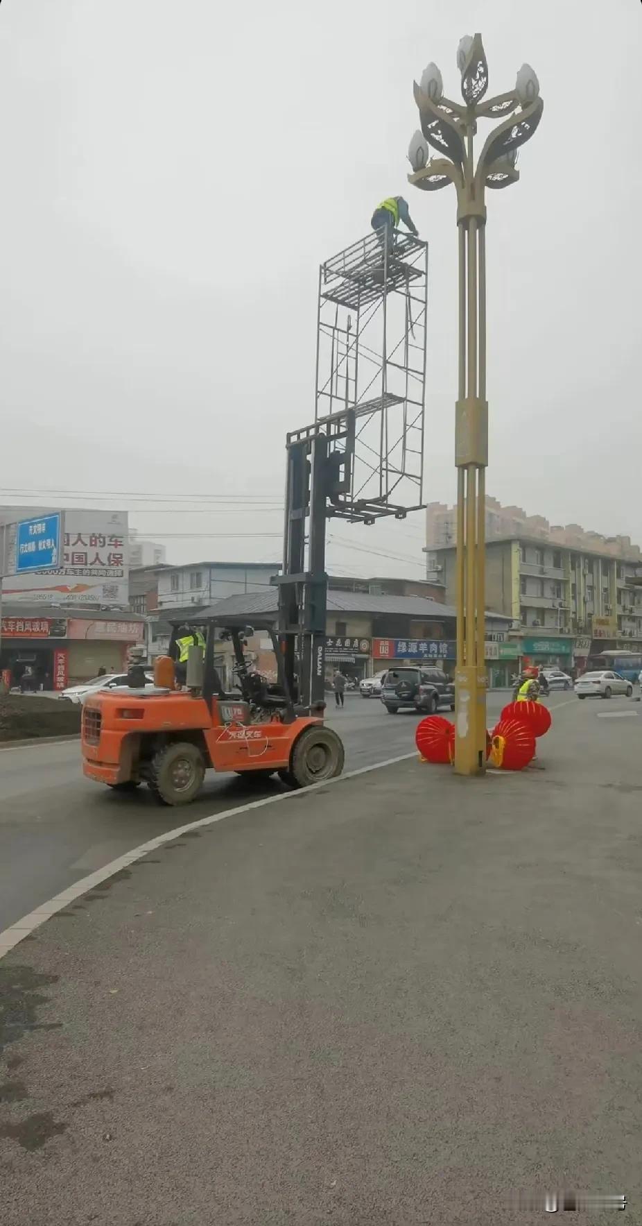 快过年了，各地都在道路两边挂起了灯笼！可是看到这个操作，真是狗看了都摇头啊！也不