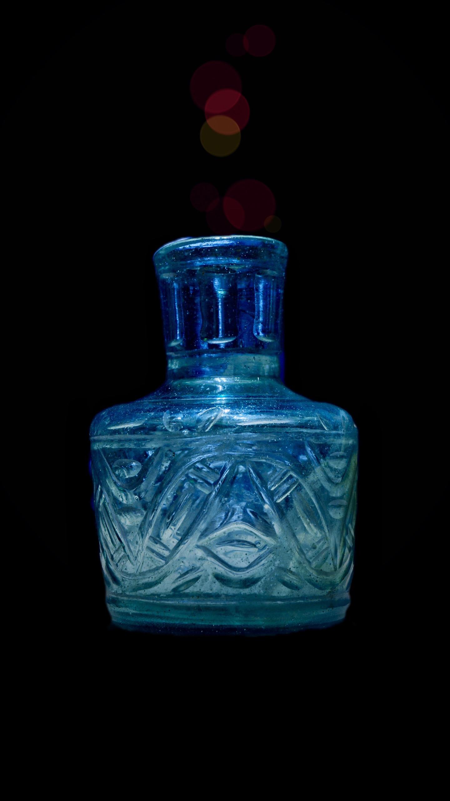 北宋·刻花玻璃瓶。非石非玉色绀青，昆吾宝铁雕春冰 表里洞彻中虚明，宛然...