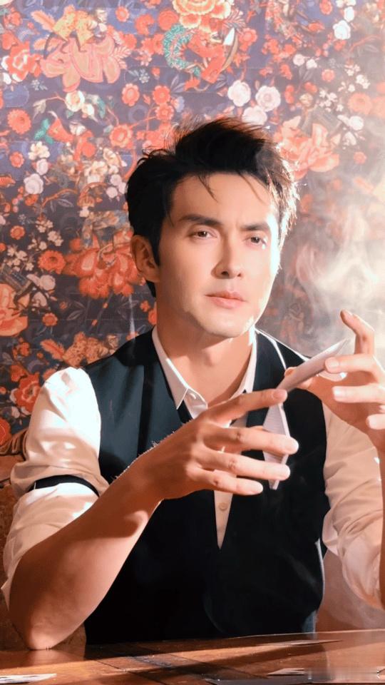 高伟光眼神比唇先落吻 高伟光这波真的鲨疯了！一个眼神就把霸总范儿狠狠拿捏，满是张