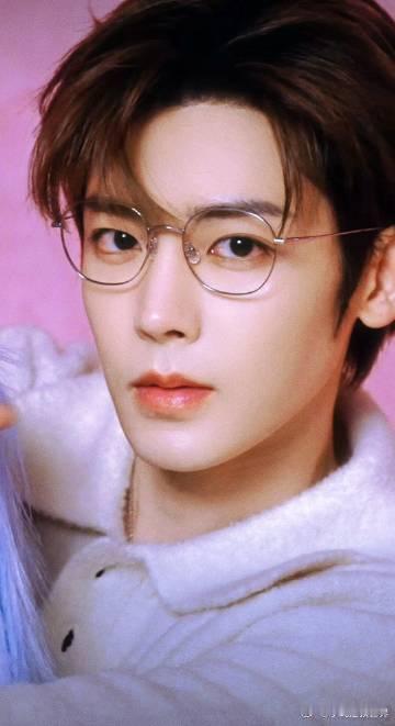 侯明昊音综首演舞台友情提示侯明昊隐藏的记歌小天才 他那温暖的声音仿佛能够穿透灵魂