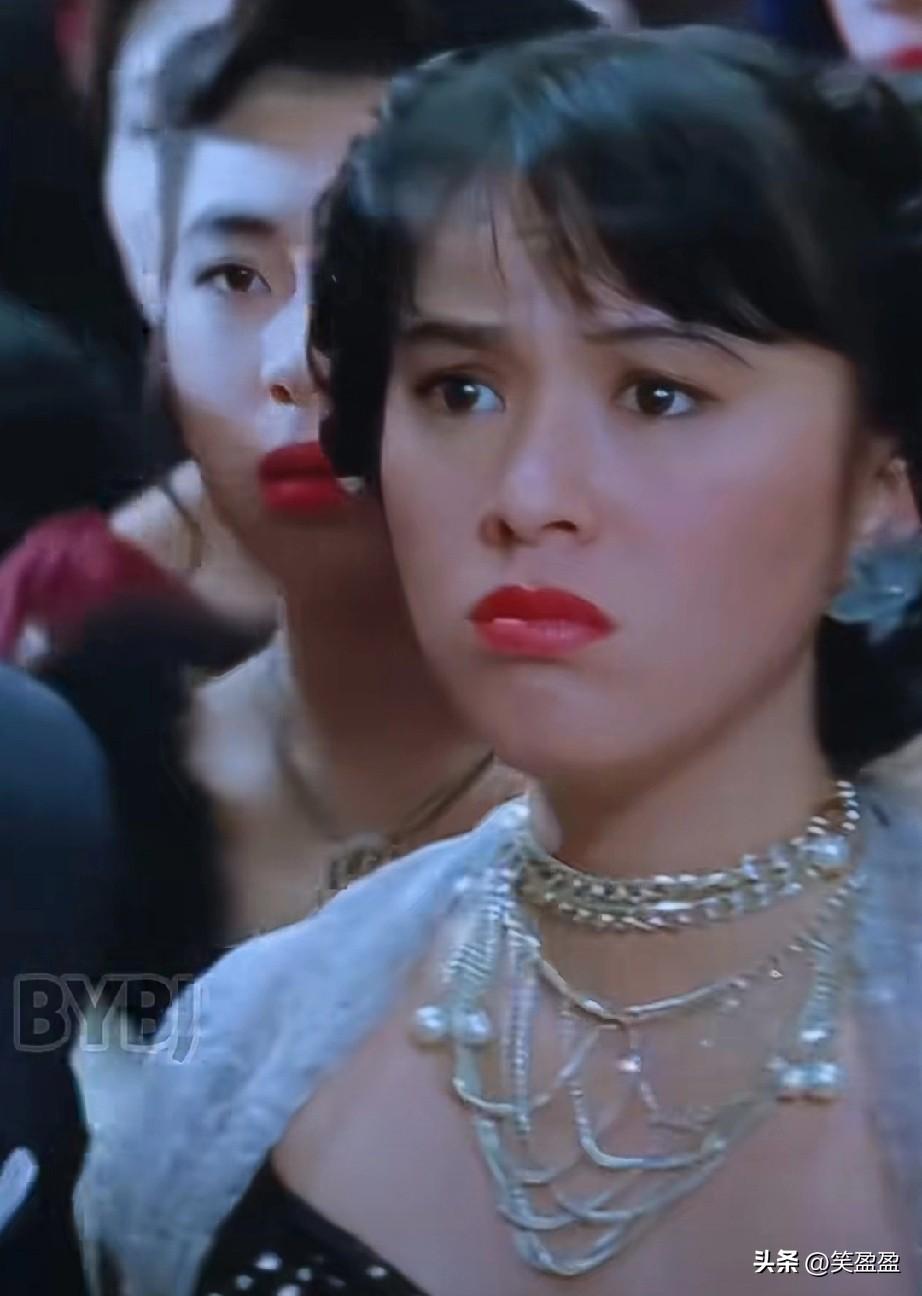 她是真正的富家千金，长相神似神仙姐姐朱宝意，与功夫巨星之子李国豪是最佳荧幕搭档，