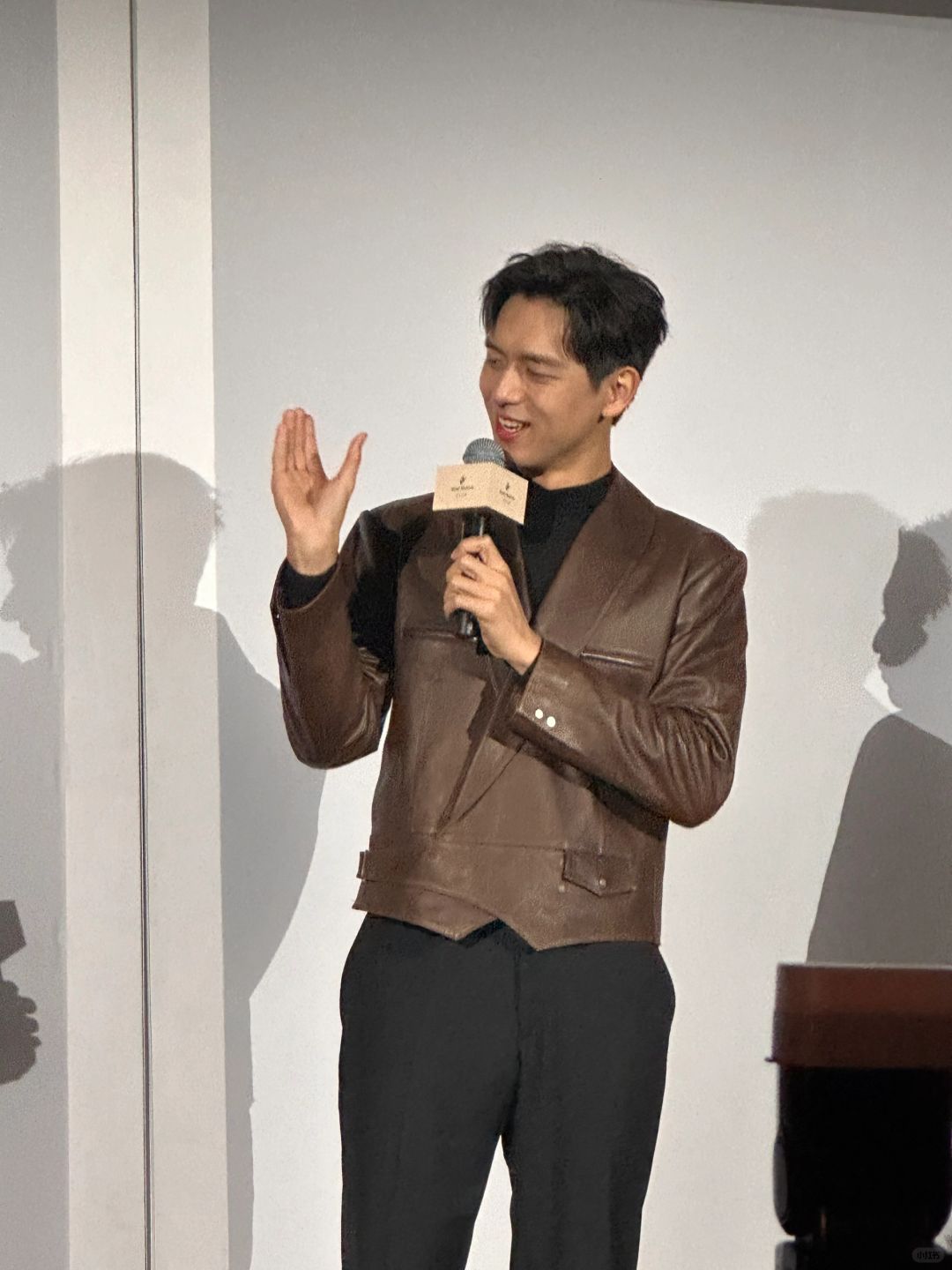 贴脸看到李现｜他在对我比什么