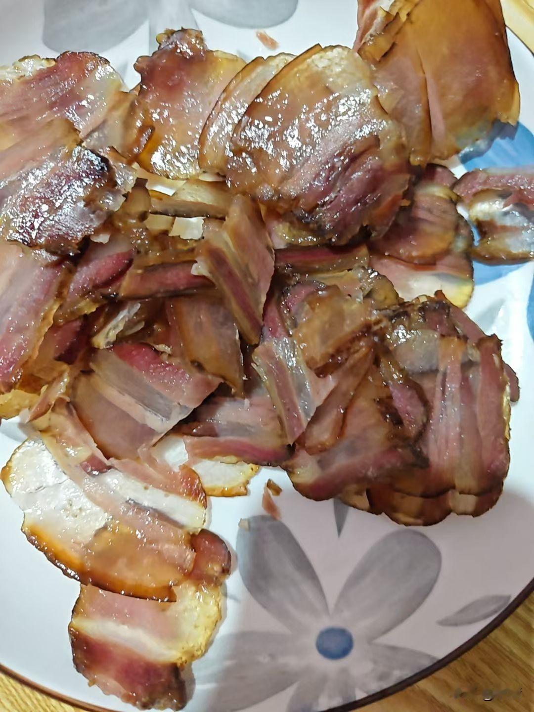说起四川人家的饭桌，腊肉绝对是绕不开的灵魂。这一盘色泽油亮的腊肉，还是去年腊月亲