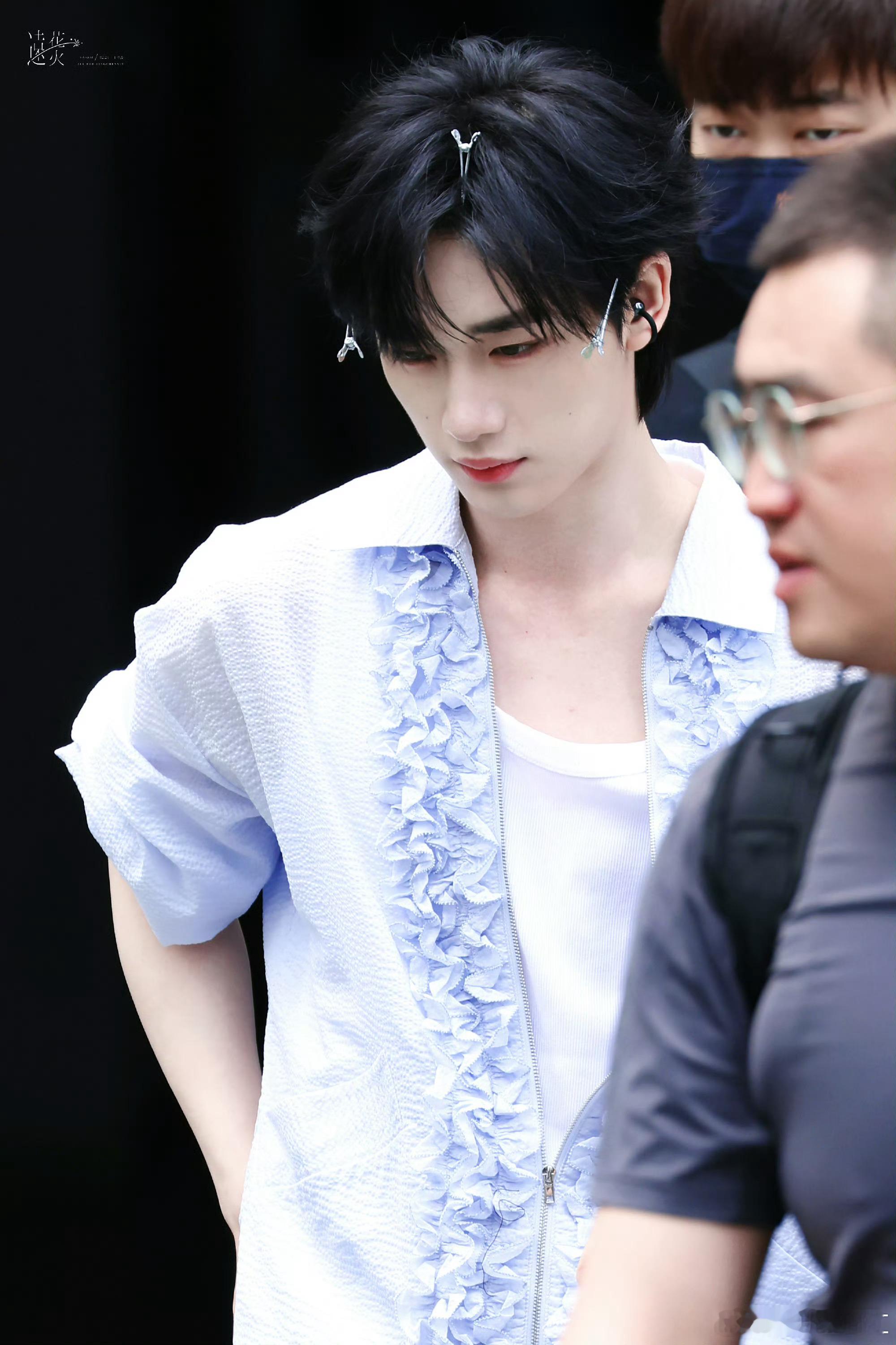 闭眼秒变乖宝宝！丁程鑫这状态妥妥的“等亲亲”模板，太甜了！丁程鑫闭眼睛是要挨亲的