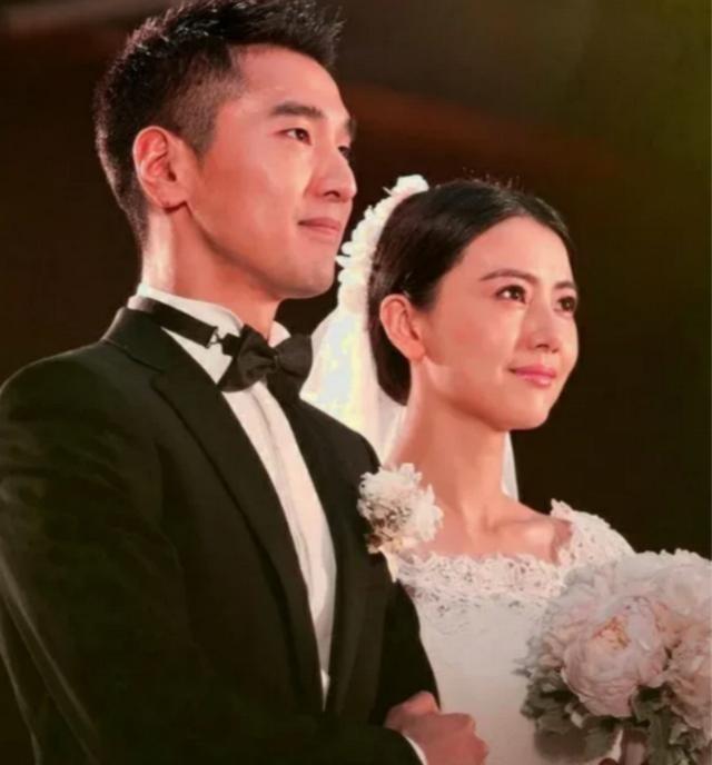 2000年，被高圆圆追得走投无路，张亚东回家就和老婆窦颖离婚，同居5年后，高圆圆