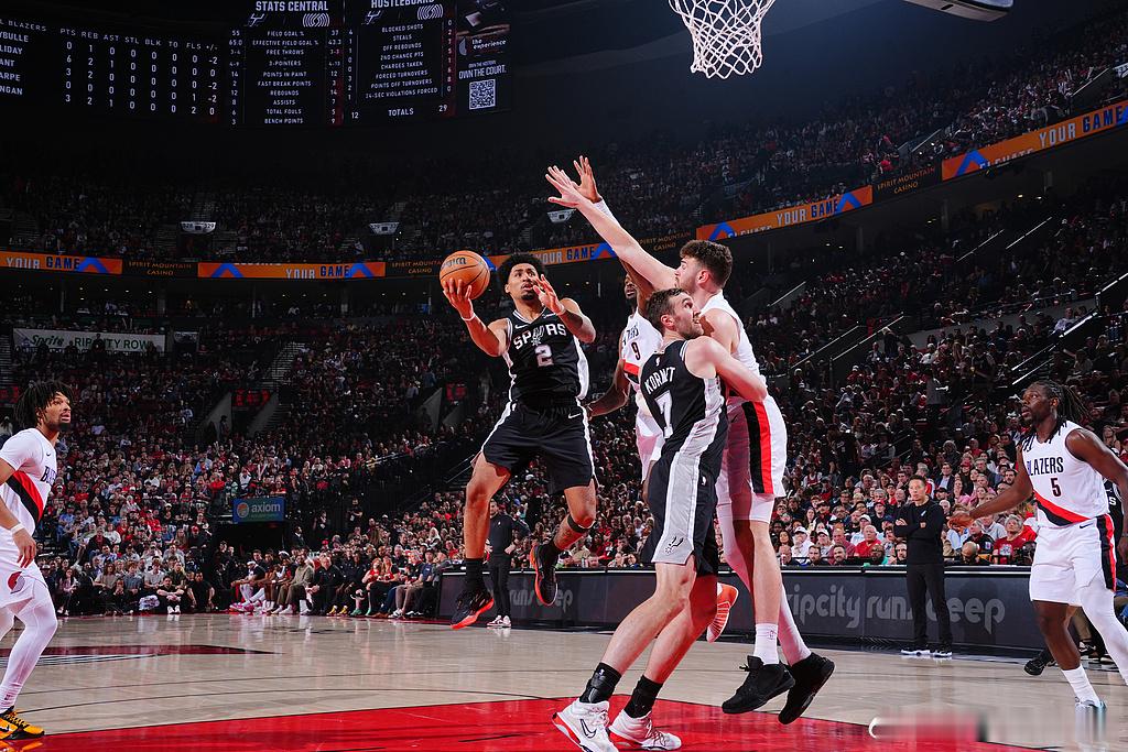 马刺2比1开拓者哈珀高级货 马刺逆转开拓者，大比分2-1！文班亚马缺阵，哈珀隔扣