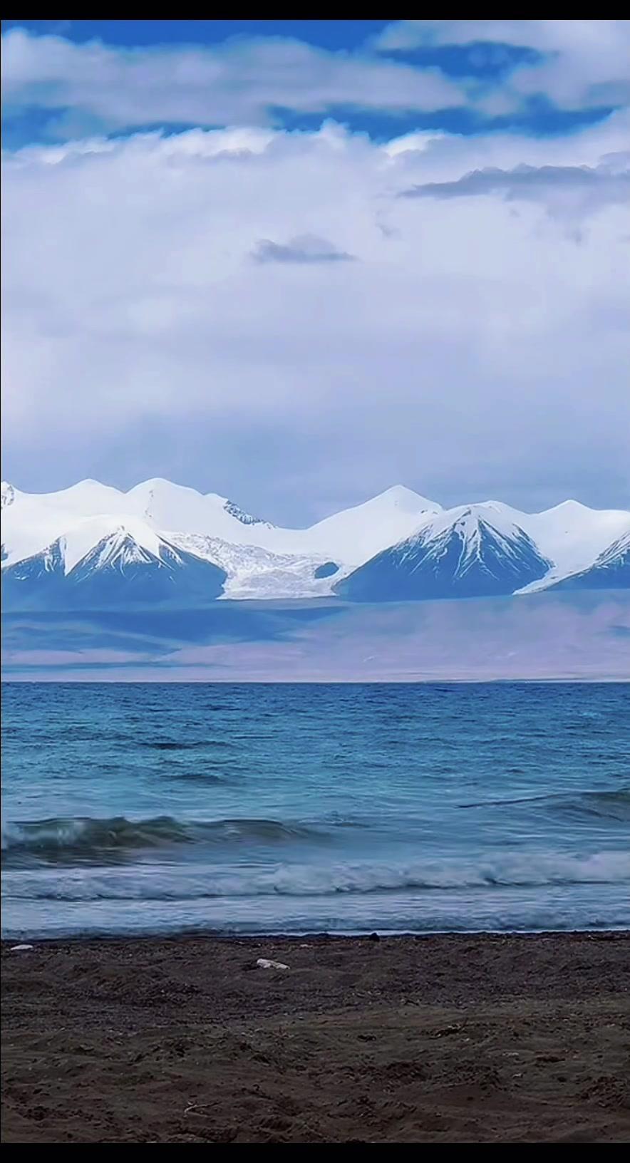 🌄在青海的山水间，杨紫饰演的白菊仿佛与这片土地融为一体。高原的风掠过她的发梢，