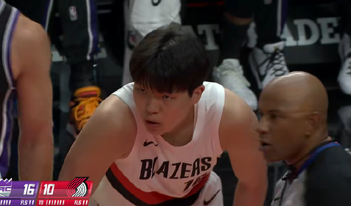 【#杨瀚森NBA季前赛主场首秀#】 第一节就被替换上场了！场馆内想起了欢呼声！ 