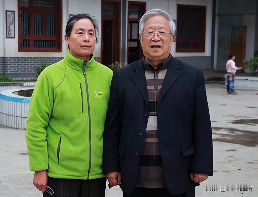 2005年，中国驻尼泊尔大使馆的外交官朱敏才退休后，不顾儿女们的反对，带着妻子离