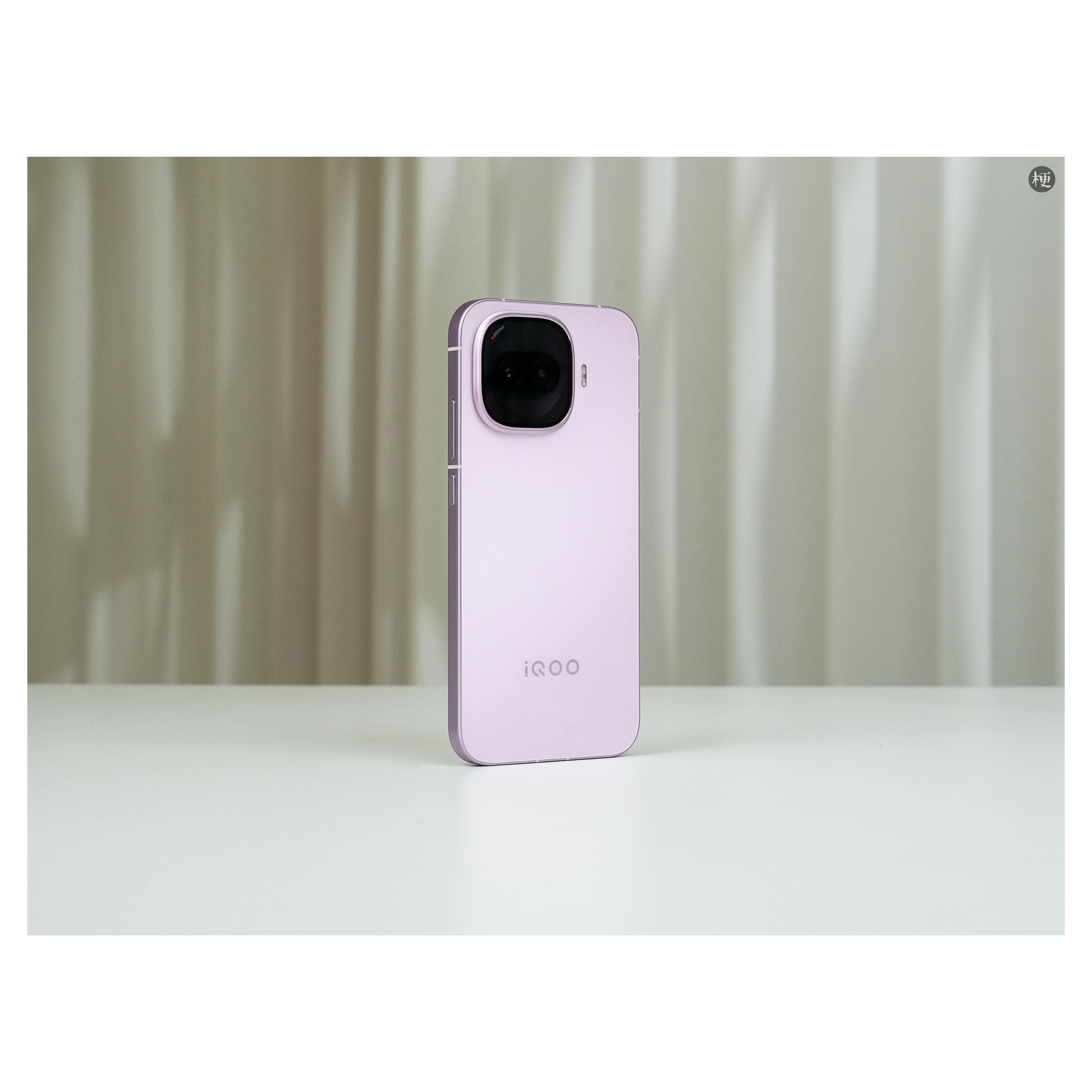 感受一下iQOOZ11Turbo 的颜值这质感讲实话了，2000 出头，还是金属