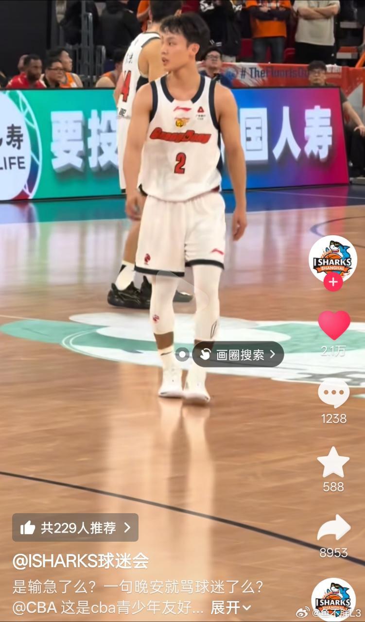 赶脚徐杰和上海球迷这是杠上了啊。。cba