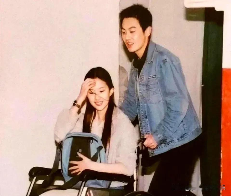 朱亚文结婚的时候，刘亦菲来了说自己是新郎的朋友，他们也是老同学，二十多年的同窗情