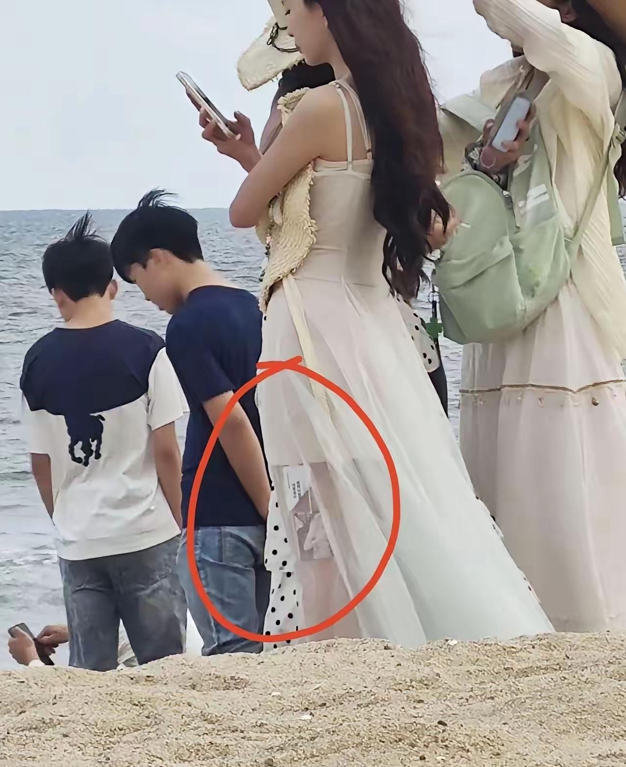 现在太多人喜欢装了，

整天吃喝玩乐，到处旅游，哪来那么多钱？

前几天在沙滩上