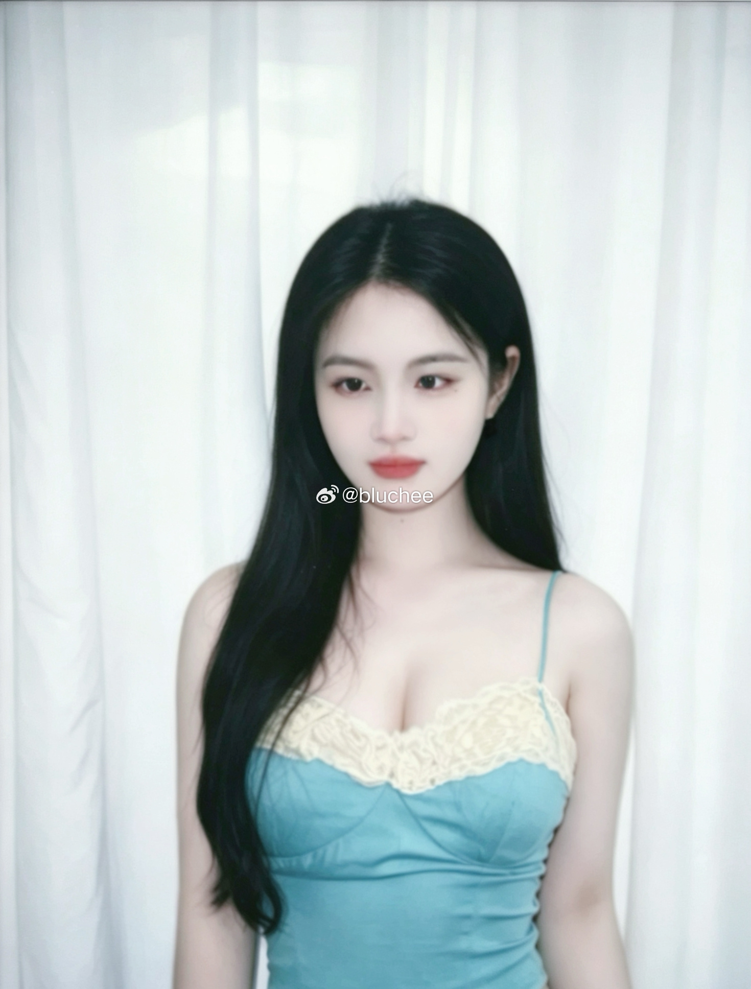 照片依旧很僵硬依旧不会摆pose  不过这个湖蓝色吊带很美很适合度假[求关注] 