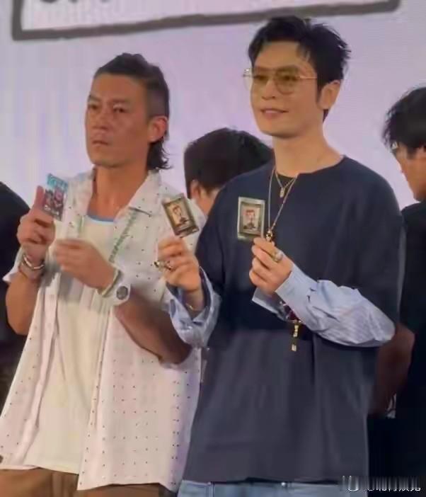 如果我不说，你敢信站在黄晓明旁边的，是比他小3岁的陈冠希吗？

果真是，只要没有