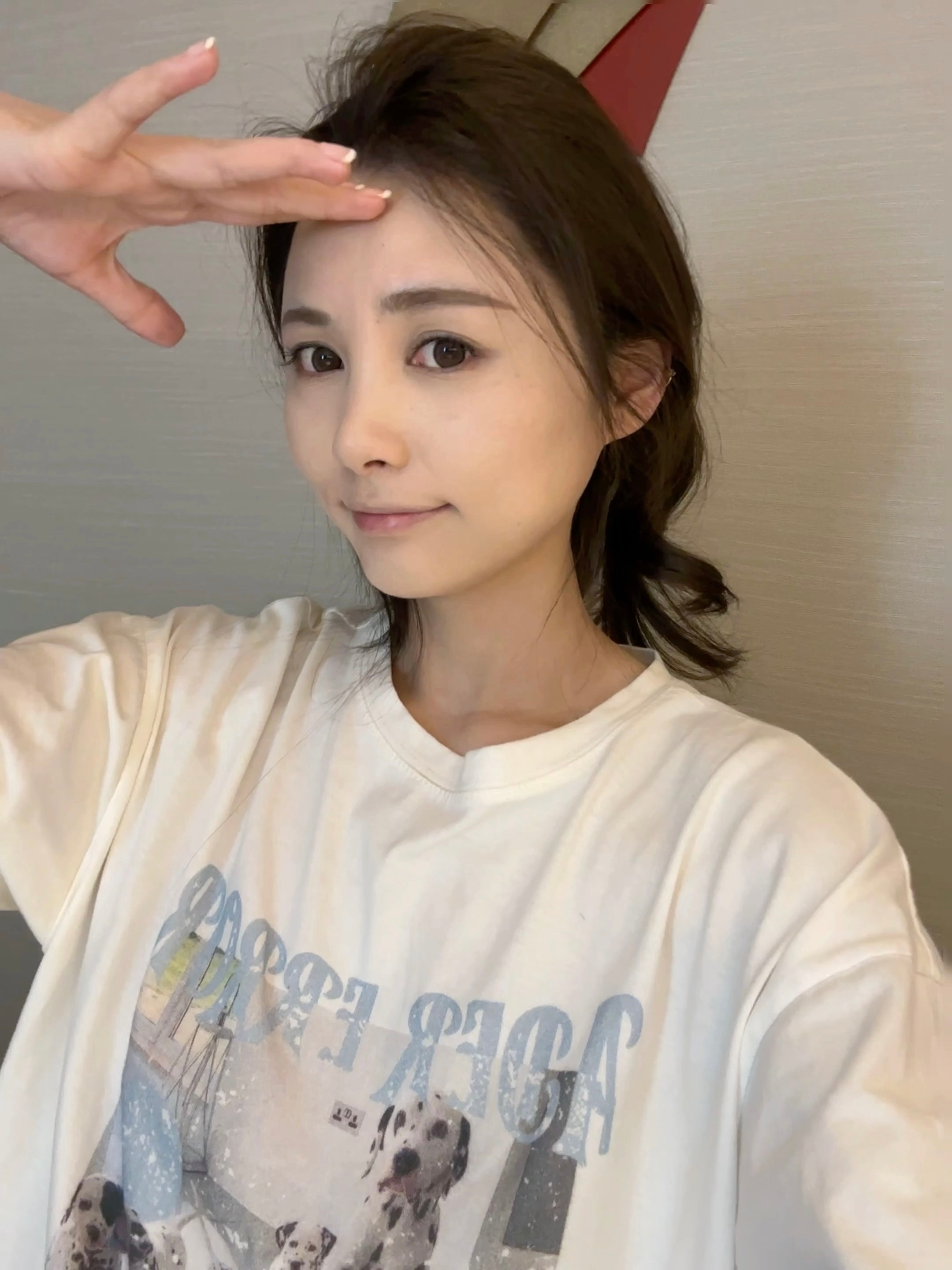 oi！换了新眉笔眉毛居然画对称了！！多难得！就问你们多难得？？！！就那个有粉福的