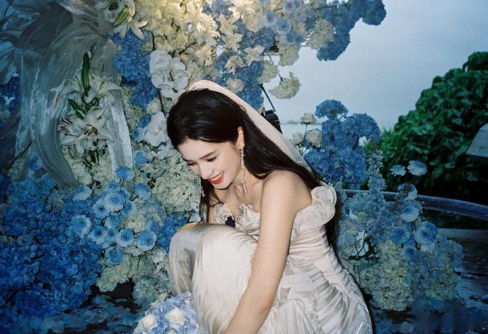 张婧仪野狗骨头结婚照  张婧仪结婚照模板来的 没有厚重珠翠，简单头纱就足够动人，