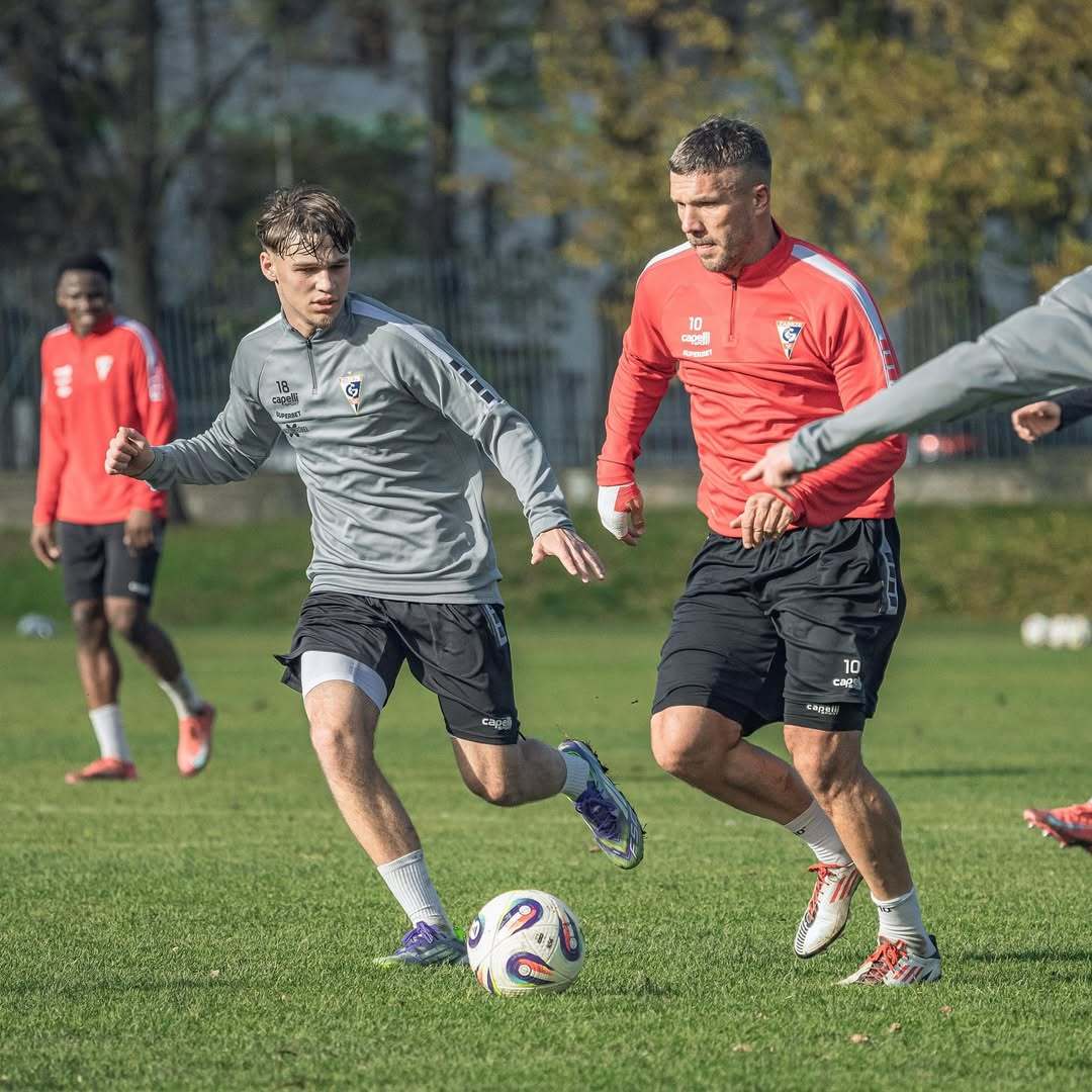 波多尔斯基和儿子一起踢球40岁的波多尔斯基目前效力于波兰扎布热矿工，本赛季联赛出