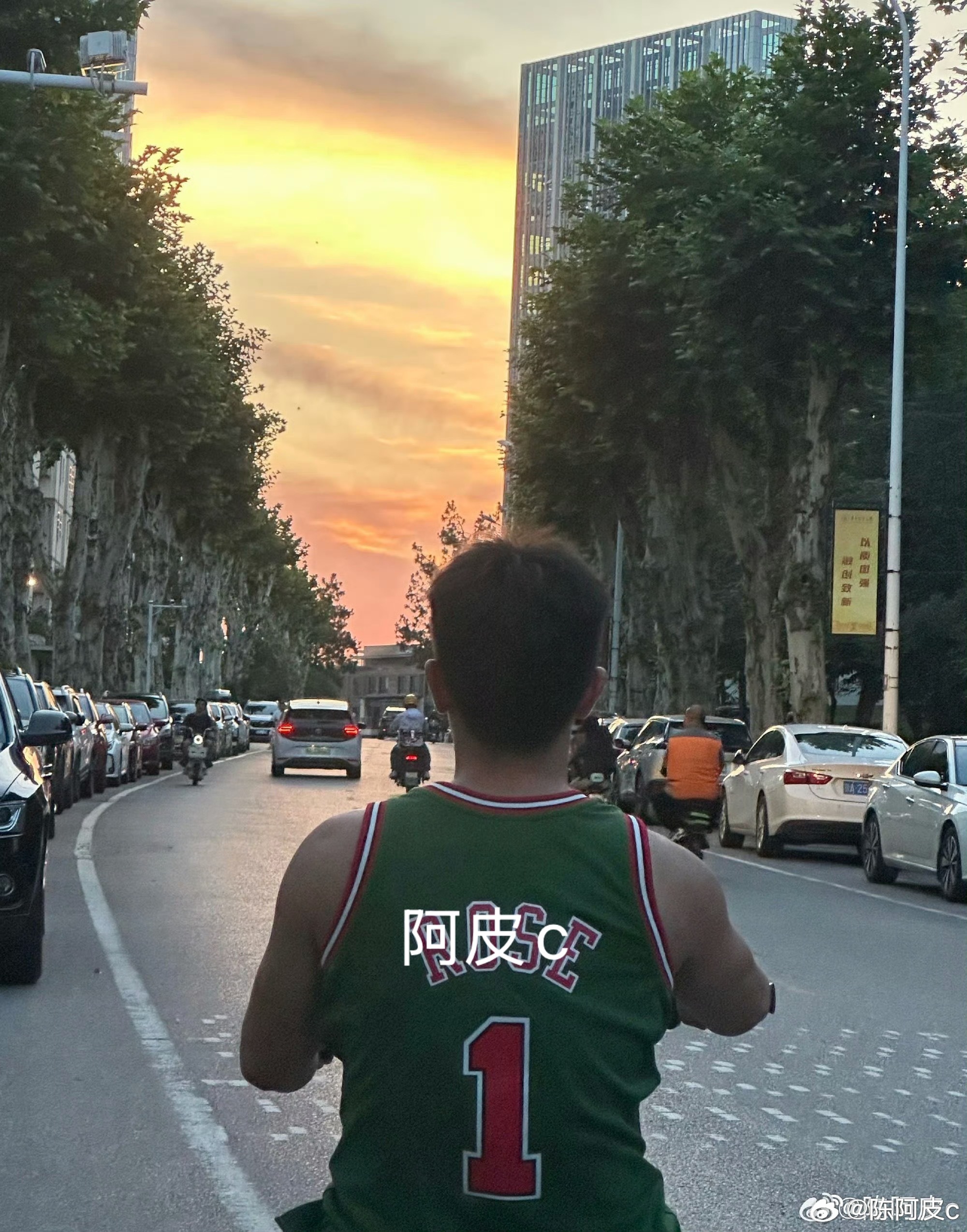 去年和室友吃完饭回学校看到落日拍的兄弟头像，学校生活还是很美好的校园v计划日常大