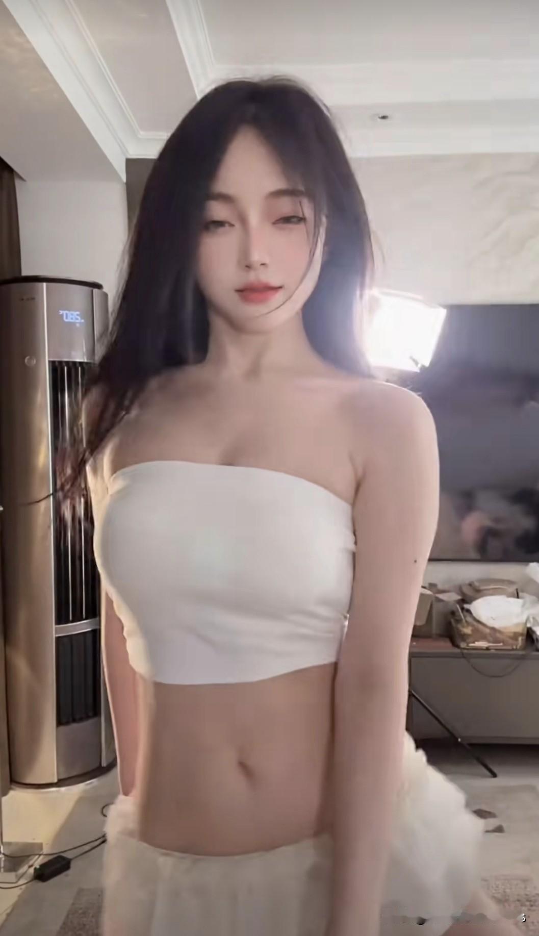 一个漂亮女孩在灯光下拍照。