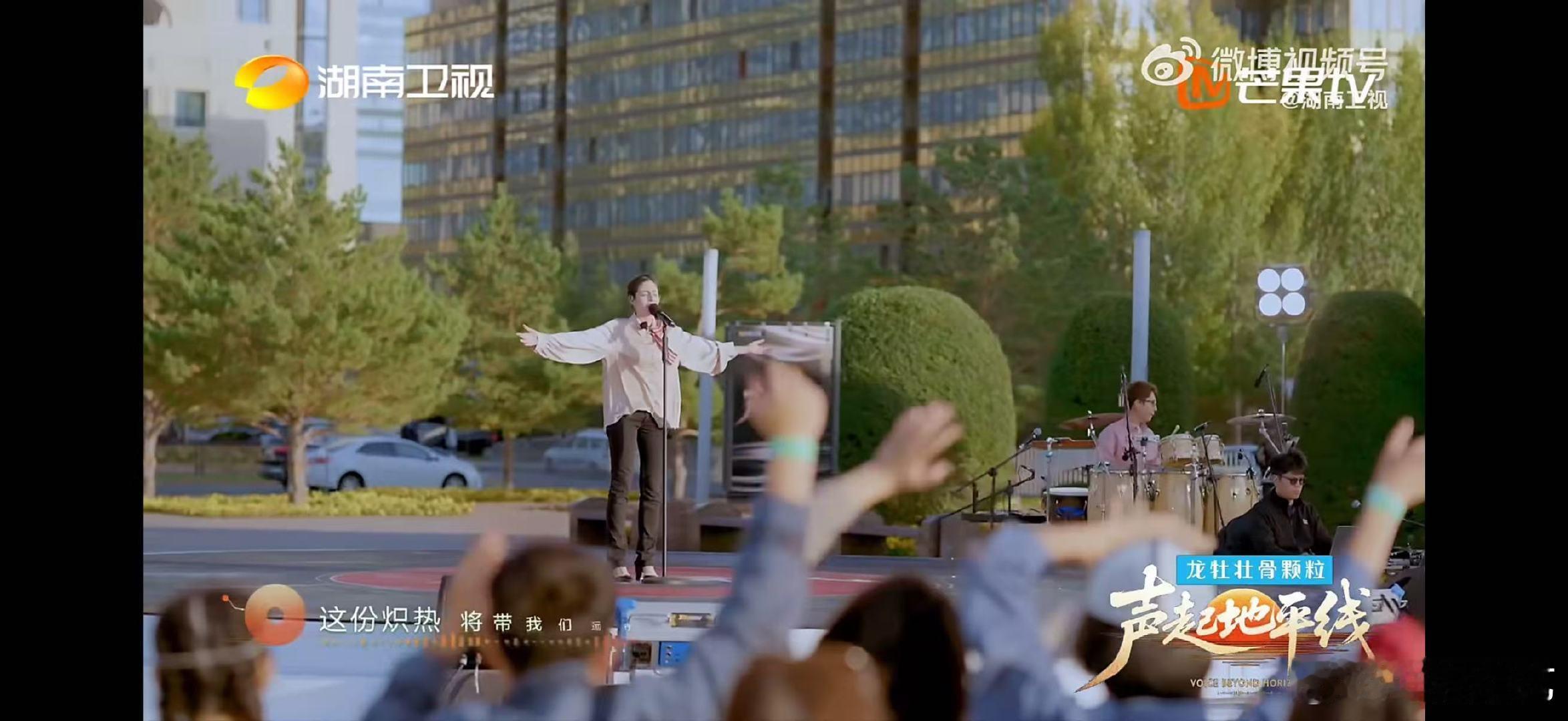 蔡国庆听哭了声起地平线歌声里全是故事，朱莉亚的演唱让蔡国庆与全场听众都为之共情 